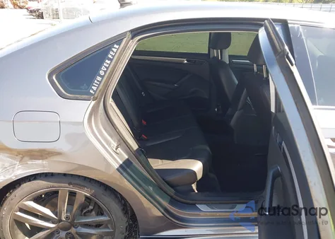 2017 Volkswagen Passat 1.8T R-Line z USA, uszkodzony, nr VIN 1VWDT7A38HC004959